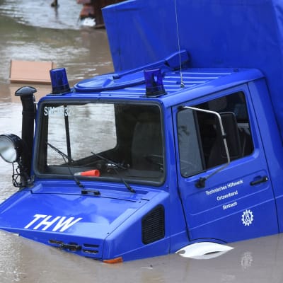 Katastrofmyndighetens bil har stoppats av översvämningarna i Simbach den 1 juni 2016.