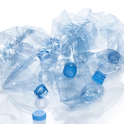 Skrynklade plastflaskor på hög