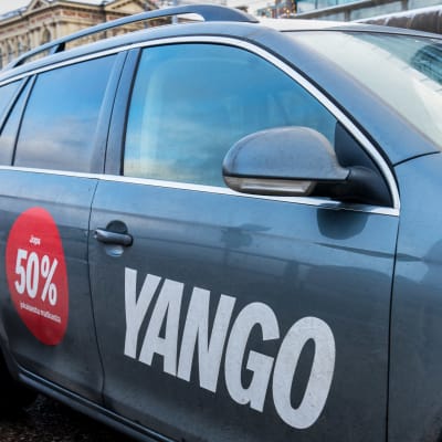 En bil med Yangos logo på en av dörrarna.