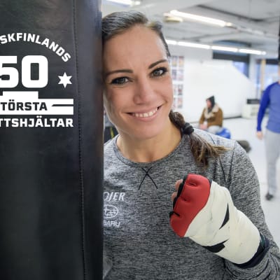 Eva Wahlström poserar vid boxningssäck.