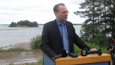 Försvarsminister Jussi Niinistö vid militärövningen Baltops