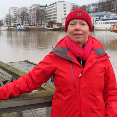 Minna Aalto seisoo Aurajoen rannalla.