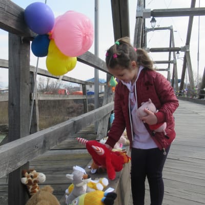 7-åriga Leila från Kiev väljer bland leksakerna.