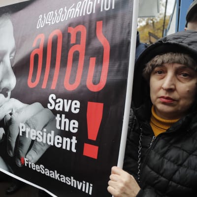 Ihmiset osallistuvat mielenosoitukseen, jossa vaaditaan Georgian entisen presidentin Mihail Saakashvilin vapauttamista vankilasta Tbilisissä, Georgiassa 3. joulukuuta.