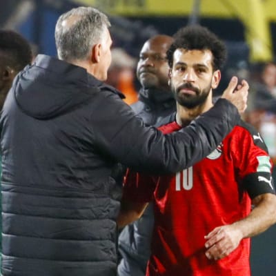 Egyptin päävalmentaja Carlos Queiroz halaamassa tähtipelaaja Mohamed Salahia.