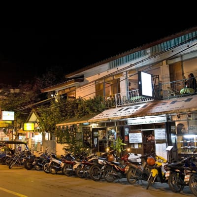 Irlänmdsk pub från gatan sett i Chiang Mai, Thailand med massor av parkerade mopeder utanför.
