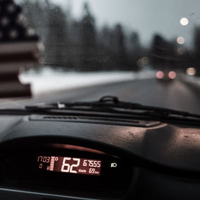 En hastighetsmätare i en mopedbil som visar 62 kilometer i timmen.