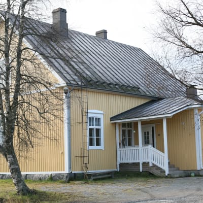 Marken vid gamla Lövö skola i Pedersöre har förorenats med brännolja