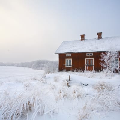 Rött hus på landet, vinter.