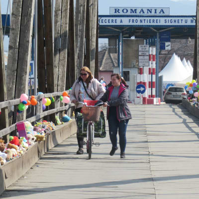 Gränsbron över Tisza pryds av ballonger.