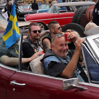 Pääosin Ruotsista saapuneiden amerikanautojen kokoontuminen senaatintorilla Helsingissä.