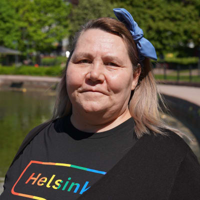Susanna Kavonius, Yhden vanhemman perheiden liiton puheenjohtaja seisoo Tokoinlahden rannassa Helsingissä.