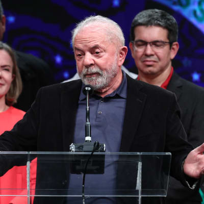 Vänsterkandidaten Luiz Inácio Lula da Silva håller ett tal inför sina anhängare i Sao Paulo.