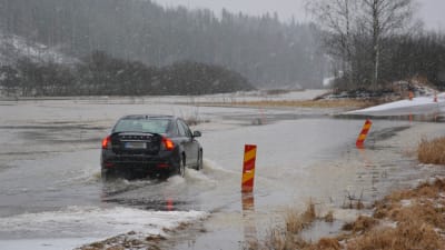 bil trotsar avstängd väg på sannäsvägen i borgå 12.02.2016