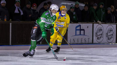 Bandyspelare i kamp om bollen