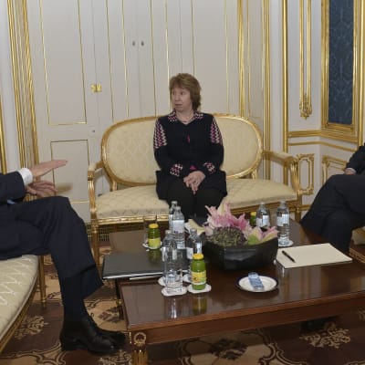 USA:s utrikesminister John Kerry, EU:s utrikeschef Catherine Ashton och Irans utrikesminister Javad Zarif  i Wien den 22 november 2014.