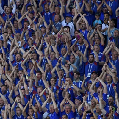 De isländska fansen firar efter att Island spelade oavgjort med Argentina i VM-premiären 2018.