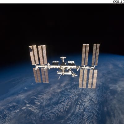 Internationella rymdstationen ISS i bana runt jorden.