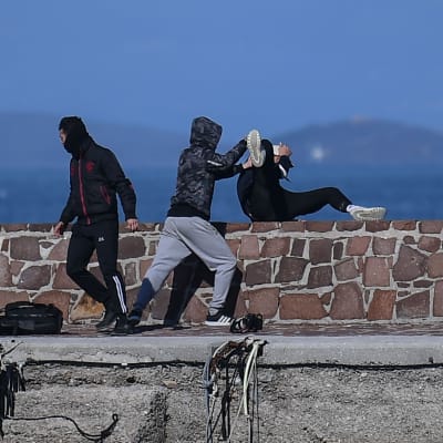 En del av de unga männen i hamnen i Thermi, nordöstra Lesbos, angrep en utländsk journalist och kastade hans tillhörigheter i havet. 