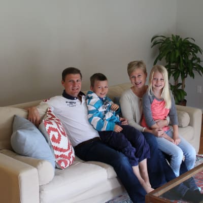 Familjen Hartwall sitter i soffan i sitt hem i Rye i USA.