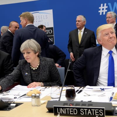 Donald Trump och Theresa May träffades under Natotoppmötet i maj i fjol med utrikesminister Rex Tillerson i bakrgunden