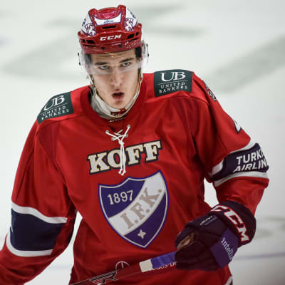 Miro Karjalainen på isen i HIFK:s färger.