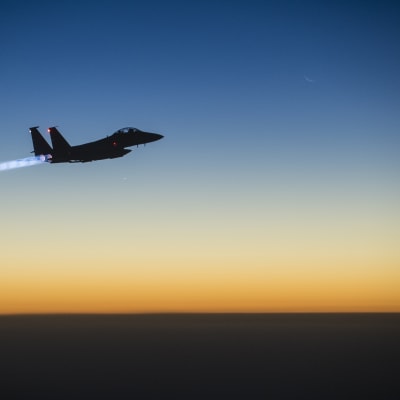 Ett amerikanskt stridsflygplan av typen F-15E Strike återvänder från en räd mot Islamiska statens ställningar i Syrien.