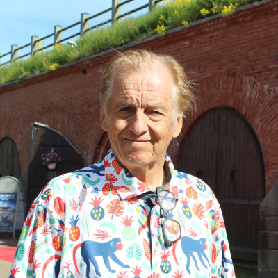 Rauli Virtasen -valokuvanäyttely. Kuvassa 72-vuotias Rauli Virtanen Haminan Bastionisas kuvattuna kesäkuussa 2021.