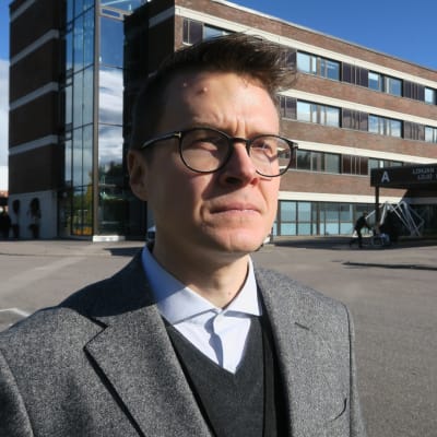 Direktören för Lojo sjukvårdsdistrikt, Ville Pursiainen, utanför Lojo sjukhus. Byter jobb ijanuari 2023.
