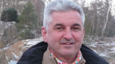 Eamonn Devlin utomhus, porträttbild
