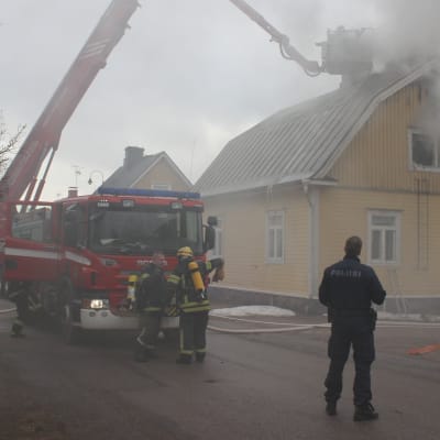 Brandkåren släcker en brand i ett egnahemshus.