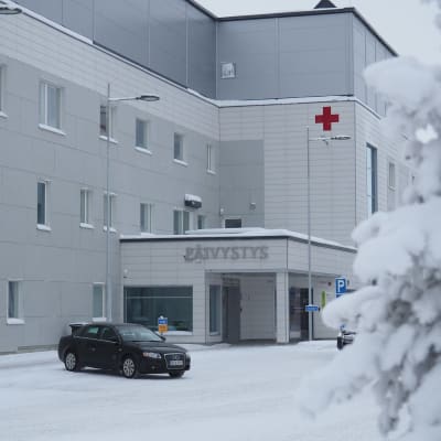 Pohjois-Karjalan keskussairaalan päivystyksen sisäänkäynti.