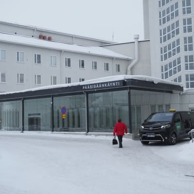 Pohjois-Karjalan keskussairaalan väliaikainen pääsisäänkäynti.