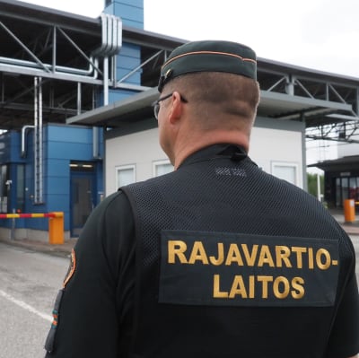 Rajavartija katsoo tarkastukseen tulevaa rekkaa Niiralassa