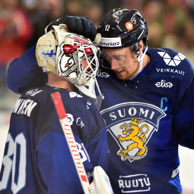 Kevin Lankinen och Marko Anttila kramar om varandra, EHT 2019.