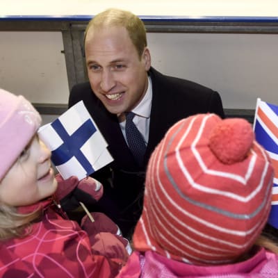 Prins William pratar med småbarn.