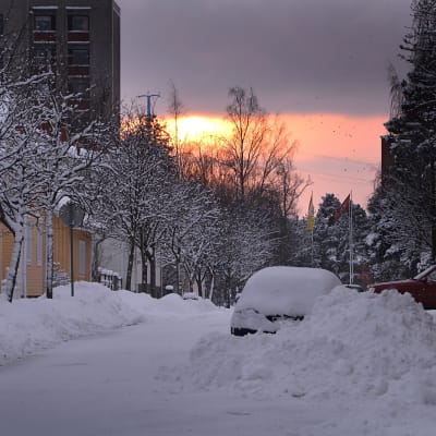 Snödrivor längs en gatan på Brändö i Vasa.
