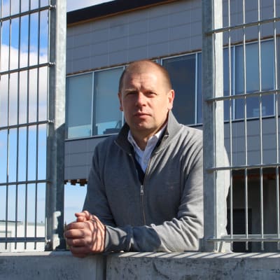 Ratayhtiön toimitusjohtaja Riku Rönnholm seisoo varikkomuurilla