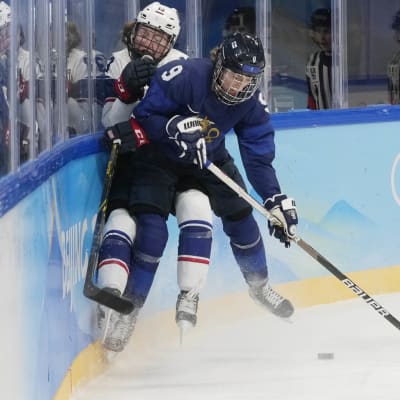 Suomen Nelli Laitinen pysäyttää USA:n Grace Zumwinklen Pekingin olympialaisissa. Ensi kaudeksi taklaaminen sallitaan Ruotsin naisten liigassa ja 1. divisioonassa.