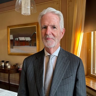 Yhdysvaltain Suomen suurlähettiläs Douglas Hickey Oulun vierailullaan maaliskussa 2023.