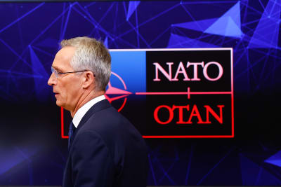 Jens Stoltenberg och en Natoskylt