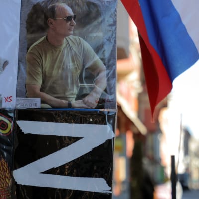 En kiosk som säljer skjortor med bilder på Putin och symbolen Z