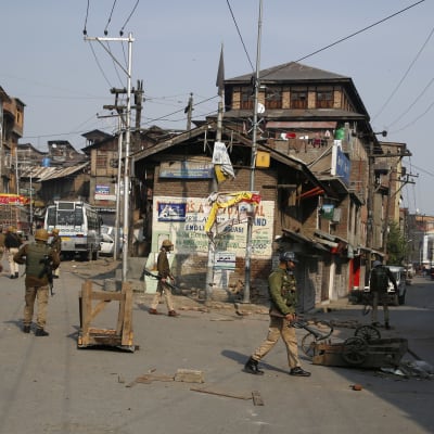 Tusentals indiska soldater och poliser kommenderades ut på öde gator i huvudstaden Srinagar och andra städer och byar i Kashmirdalen 