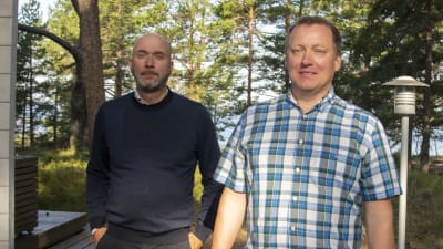 Två män i tallskog