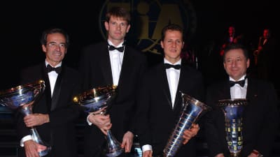 Världens bästa rallyförare 2002 tillsammans med den bästa F1-föraren Michael Schumacher, samt Peugetos stallchef Frederic Saint Geours (tv) och Ferraris stallchef Jean Todt (th).