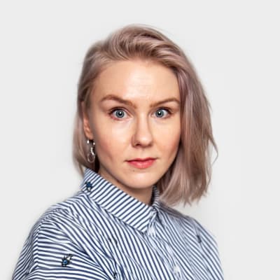 En kvinna i randig skjorta.