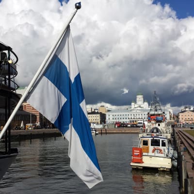Södra hamnen i Helsingfors år 2015. Finlands flagga i förgrunden och bland annat Helsingfors domkyrka i bakgrunden. 