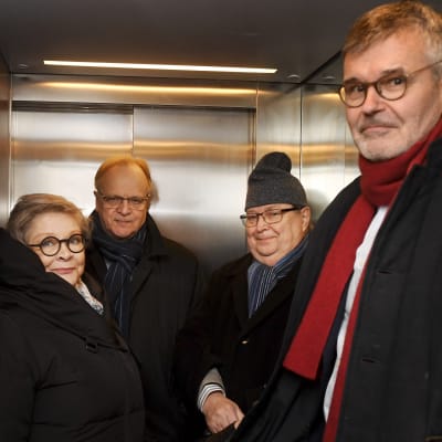 Fyra personer står inklämda i en hiss.