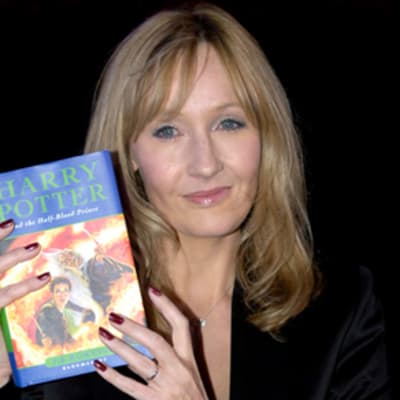 J. K. Rowling Potter-kirja käsissään