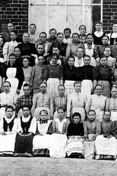 Forssa-yhtiön kutomon työntekijöitä ryhmäkuvassa 1890-luvulla.